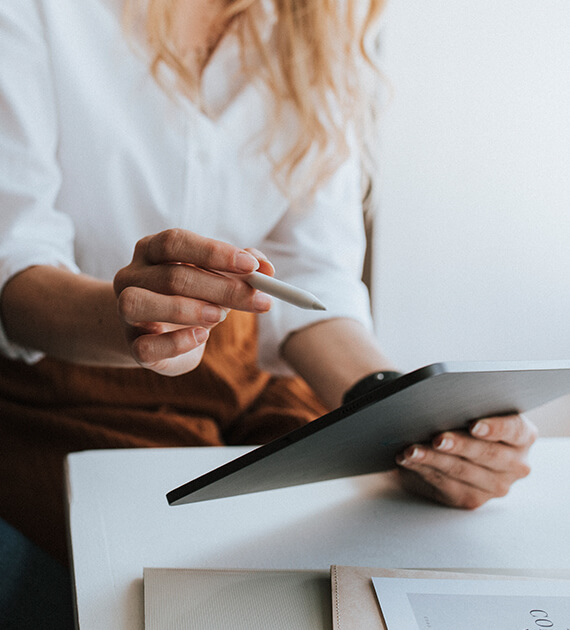 Expertise en marketing. Femme tenant un ipad et un crayon dans les mains